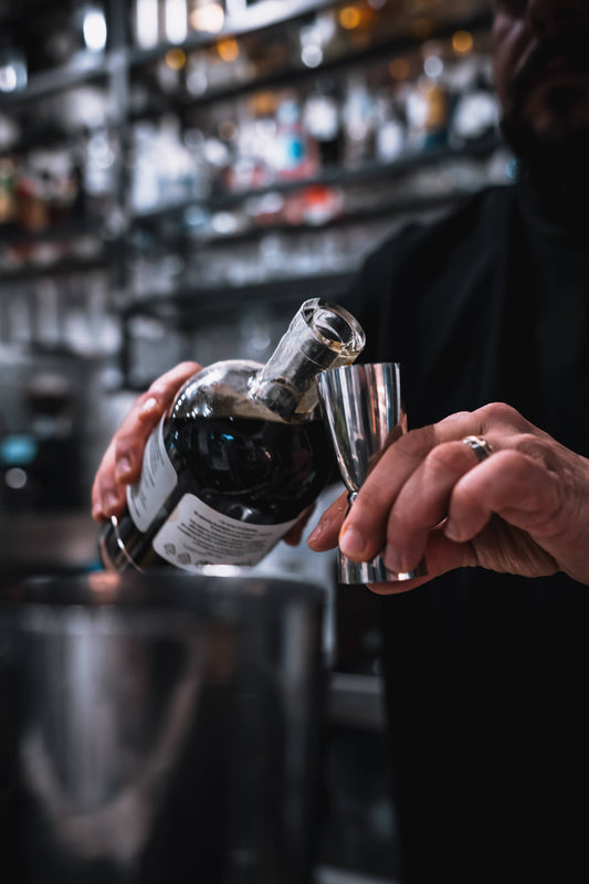 Cocktail artigianale preparato con Amaro del Corvo e ingredienti freschi.
